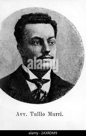 1904 , Bologna , ITALIA : Il 2 settembre 1902, il cadavere del conte Francesco Bonmartini , marito di Linda Murri ( 1871 - 1957 ), figlia del celebre medico italiano , professore universitario e politico Dottore Augusto Murri ( 1841 - 1932 ), fu scoperto a Bologna . Augusto stesso denunciava IL figlio ventotto anni TULLIO MURRI per l'uccisione . Il processo, iniziato il 21 febbraio 1905, si concluse il 12 agosto dello stesso anno con la condanna trentennale di Tullio, per omicidio e furto premeditati . Tullio evitò l'ergastolo perché il giudice gli concesse circhi estenuanti Foto Stock