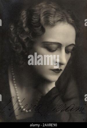 1930 ca , ITALIA : l'attrice esperia SPERANI (1903 - 1973). Dal 1947 al 1948 è stato diretto da Giorgio Strehler al PICCOLO TEATRO DI MILANO in 4 diverse rappresentazioni ( e hanno un grande successo in ' i giganti della montagna ' di Luigi Pirandello ). Foto di Lodovico Ravagnan , Milano - ATTRICE - TEATRO - TEATRO - DIVA - DIVINA - MODA - moda - moda - ANNI TRENTA - '30 - 30's - AUTOGRAFO - AUTOGRAPH - firma - prima - collana di perle - collana perle ---- Archivio GBB Foto Stock