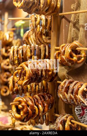 Francia, Alsazia, Colmar, Brezelstand nella sala del mercato, Marché de Couvert nella 13 Rue des Écoles. Foto Stock