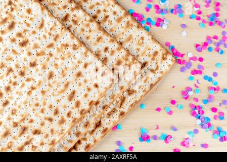 Matzah e confetti sono felici sfondo colorato per la festa della Pasqua Ebraica. Concetto di celebrazione di Pesach. Foto Stock