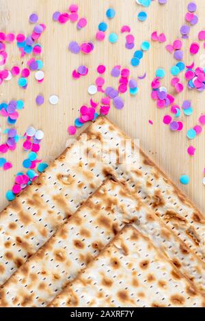Matzah e confetti sono felici sfondo colorato per la festa della Pasqua Ebraica. Concetto di celebrazione di Pesach. Foto Stock