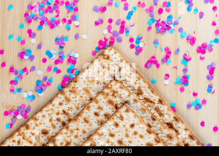 Matzah e confetti sono felici sfondo colorato per la festa della Pasqua Ebraica. Concetto di celebrazione di Pesach. Foto Stock