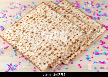 Matzah e confetti sono felici sfondo colorato per la festa della Pasqua Ebraica. Concetto di celebrazione di Pesach. Foto Stock