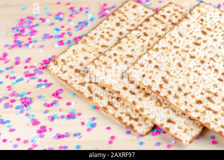 Matzah e confetti sono felici sfondo colorato per la festa della Pasqua Ebraica. Concetto di celebrazione di Pesach. Foto Stock