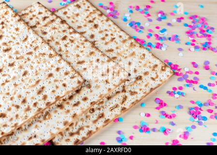 Matzah e confetti sono felici sfondo colorato per la festa della Pasqua Ebraica. Concetto di celebrazione di Pesach. Foto Stock