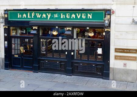 A Metà Strada Per Heaven, 7 Duncannon Street, Charing Cross, City Of Westminster, Londra, Inghilterra Foto Stock