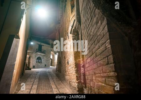 Notte a Spello, provincia di Perugia, Umbria, Italia Foto Stock