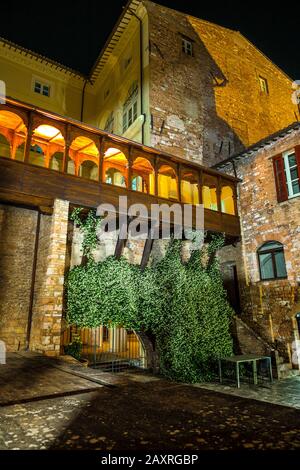 Notte a Spello, provincia di Perugia, Umbria, Italia Foto Stock