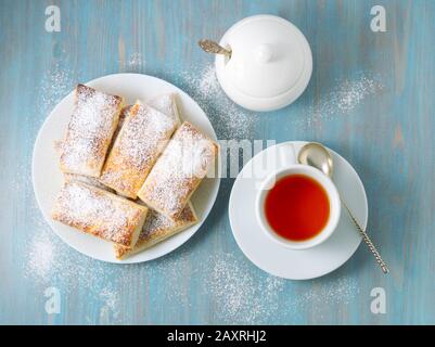 Deliziosi rotoli di pasta sfoglia senza lievito. Al mattino vi attende una colazione con una tazza di tè e torte fatte in casa. Foto Stock