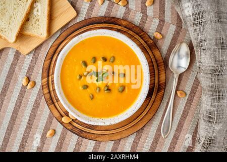 Purea di minestra di crema di puppkin, cibo vegetariano Dietetico su tavolo di legno marrone scuro, vista dall'alto, primo piano. Foto Stock