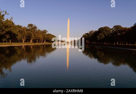 Washington Monument sulla piscina Riflettente di Washington, DC, USA all'alba.