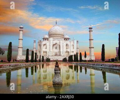 Taj Mahal vista panoramica del tramonto con il cielo poudoso. Un sito patrimonio mondiale dell'UNESCO ad Agra, India. Foto Stock