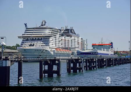 Europa, Germania, Schleswig Holstein, Kiel, Mar Baltico, porto, nave passeggeri MSC Meraviglia in banchina, Foto Stock