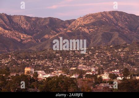 La città di Santa Barbara, California, si affaccia sul centro città e sulle colline di Santa Ynez. Foto Stock