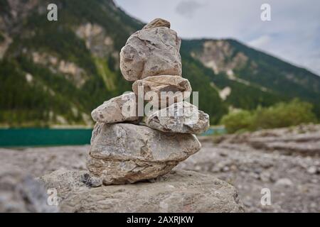 Stones, cairns al Plansee, estate, Austria Foto Stock