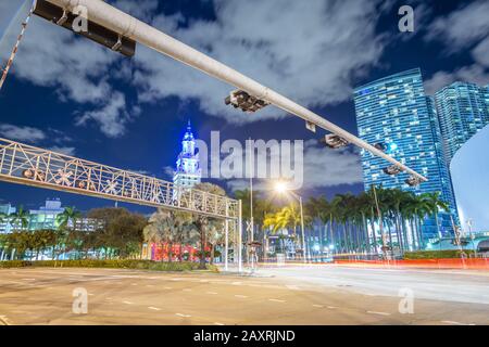 Miami di notte. Incredibile vista delle luci del centro città. Foto Stock