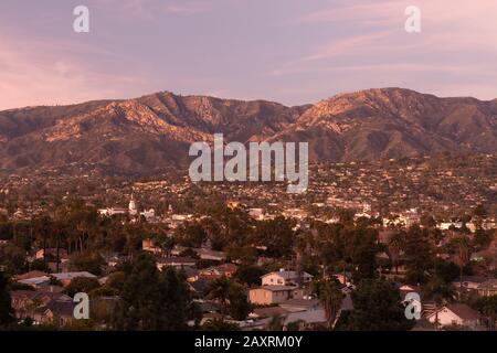 La città di Santa Barbara, California, si affaccia sul centro città e sulle colline di Santa Ynez. Foto Stock