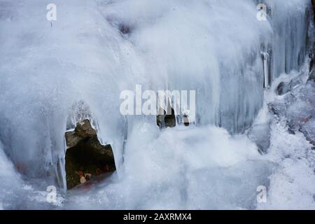 Cascata ghiacciata in inverno, cascate di Riesloch, Bodenmais, Parco Nazionale della Foresta Bavarese, Baviera, Germania Foto Stock