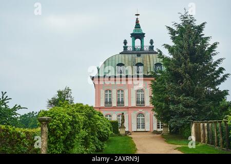 Piccolo castello fagiano nel parco del castello barocco Moritzburg, Sassonia, Germania Foto Stock