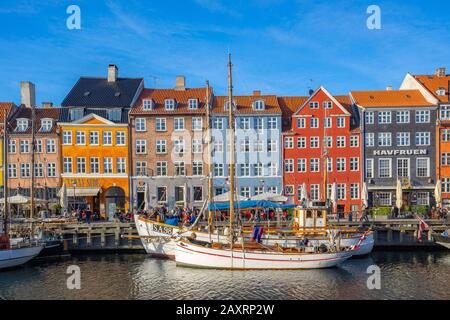 Copenhagen, Danimarca - 2 Maggio 2017: vista del molo di Nyhavn con edifici di colore nella città di Copenaghen, Denamrk. Foto Stock