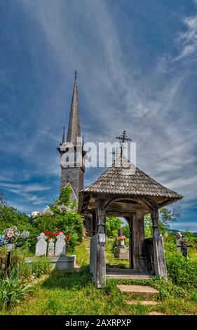 Porta al cimitero e Chiesa di Arcangeli Michele e Gabriele, legno chiesa ortodossa rumena, costruito 1798, nel villaggio di Plopis, Maramures, Romania Foto Stock