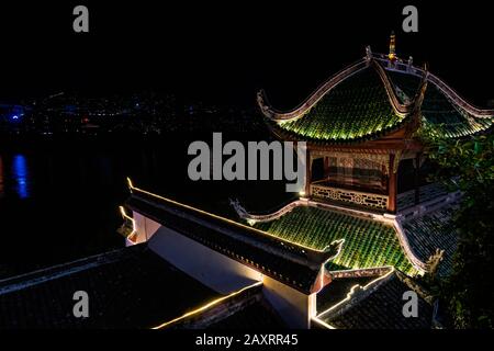 Zhang Fei Tempio sulla riva del fiume Yangtze di notte, costruito per commemorare Zhang Fei Han e la sua dinastia in Tre Regni periodo. Ha la storia o Foto Stock