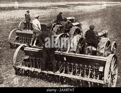 La vita in Unione Sovietica in 1930s. Dal libro di propaganda sovietico. Industrializzazione dell'agricoltura Foto Stock