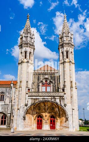 Lisbona, Portogallo: La facciata ingresso al museo marittimo all'interno del monastero di Jeronimos o monastero di Hieronymites nella parrocchia di Belem Foto Stock