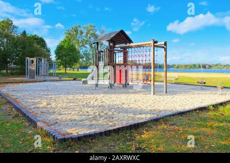 Senftenberg Lake Beach Niemtsch e parco giochi, Lusaziano Lake District Foto Stock