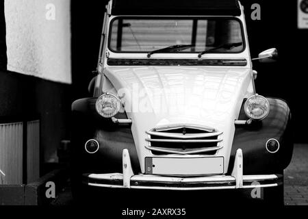 La vista frontale della griglia e il parabrezza di un vecchio Citroën 2CV auto d'epoca. Foto Stock