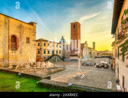 Pietrasanta città vecchia vista al tramonto, San Martino cattedrale e la torre civica. Versilia Lucca Toscana Italia Europa Foto Stock