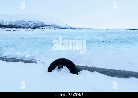 Svezia, Lapponia, Abisko, lago ghiacciato (Torneträsk), molo Foto Stock