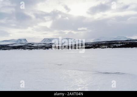 Svezia, Lapponia, Abisko, lago ghiacciato, Lappentor Foto Stock