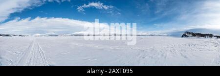 Panorama, Svezia, Lapponia, Abisko, lago ghiacciato (Torneträsk), vista distante dal Parco Nazionale di Rohkunborri Foto Stock