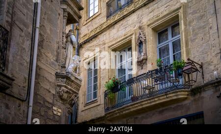 Nicchia Santa e facciata casa con balcone nella città vecchia di Pézenas. Costruito intorno al XVI secolo. Foto Stock