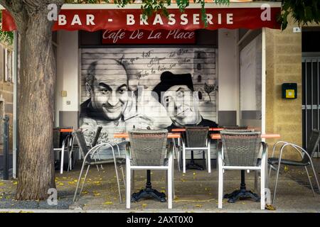 Cafe con disegni di de Funes e Fernandel in Alignan du Vent Foto Stock