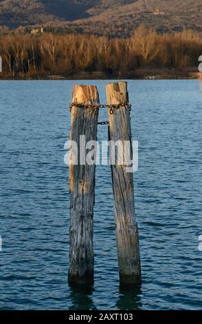 Posto di ormeggio in legno sul Lago Trasimeno in una giornata invernale di sole Foto Stock