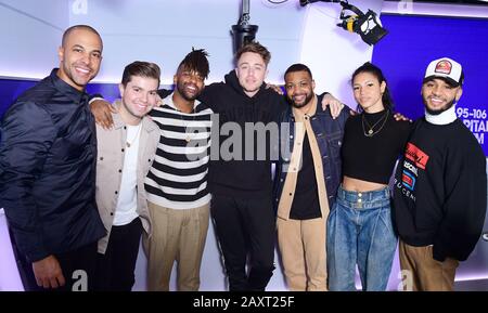 (Da sinistra a destra) Marvin Humes, Sonny Jay, Oritse Williams, Roman Kemp, JB Gill, Vick Hope e Aston Merrygold presso gli studi Global radio di Londra. Boyband JLS è apparso sul Capital Breakfast show dopo l'annuncio che sono a riformare. Foto Stock