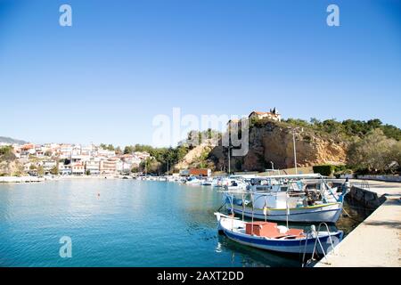 Isola greca porto di Thassos con barche e vista sulla città in inverno Foto Stock