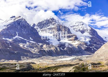 Vista da Icefileds Parkway che mostra Mt. Kitchener, Snow Dome E Mt. Andromeda con i loro ghiacciai, Alberta, Canada Foto Stock