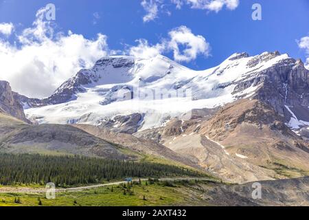 Vista del Monte Athabasca e del Monte Andromeda con ghiacciai in estate presso Icefileds Parkway, Alberta, Canada Foto Stock