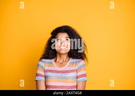 Primo piano ritratto di lei bella allegra allegra allegra allegra creativa ragazza con capelli ondulati in camicia a righe guardando su idea fresca isolato su luminoso Foto Stock