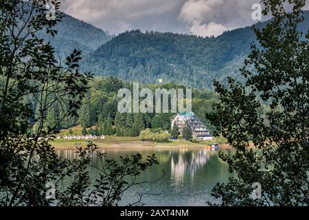Hotel e campeggio al Lago Vidraru, vista da Transfagarasan Road, Fagaras Mountains in Carpazi del Sud (Alpi Transilvaniane), Romania Foto Stock