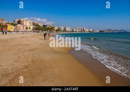 La splendida spiaggia di Villajoyosa, Costa Blanca, Spagna Foto Stock