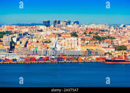 Lisbona - Gennaio 2019, Portogallo: Panorama pittoresco di Lisbona. Vista di un porto con container, gru e autocisterna Foto Stock