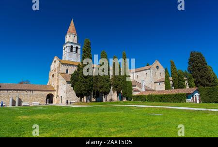 Aquileia - Aprile 2016, Italia: Antica Сhurch romana nella città di Aquileia contro il cielo blu chiaro (Basilica di Santa Maria Assunta Foto Stock