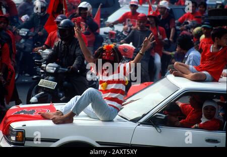 Indonesia dopo la caduta di Suharto. I sostenitori di Megawati Sukarnoputri e del Partai Demokrasi Indonesia (PDI), si riversano sulle strade di Giacarta, Indonesia, durante una campagna elettorale, il 1999 giugno Foto Stock