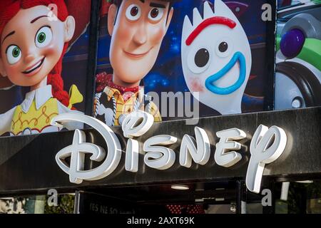 Parigi/Francia - 10 settembre 2019 : l'ingresso del negozio Disney sul viale Champs-Elysees Foto Stock