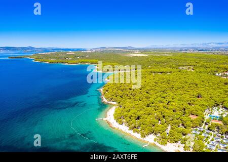 Croazia, bella stagione blu, riva con pineta sul mare Adriatico vicino Pakostane, vista aerea drone Foto Stock