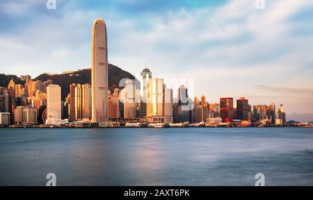 Skyline di Hong Kong all'alba dal lato di kowloon e dal porto Victoria Foto Stock